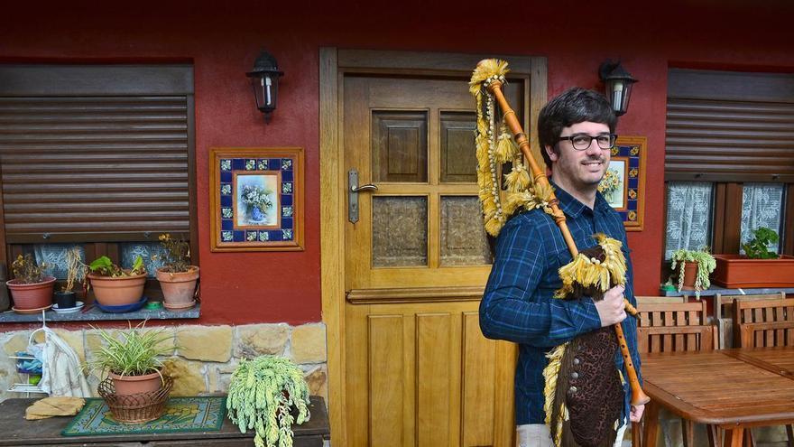 Rodrigo Joglar enseña a tocar la gaita dende la so casa de Cabranes: &quot;Dende&#039;l pueblu pueden facese munches coses&quot;