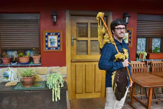 Rodrigo Joglar enseña a tocar la gaita desde su casa de Cabranes: "Desde el pueblo se pueden hacer muchas"