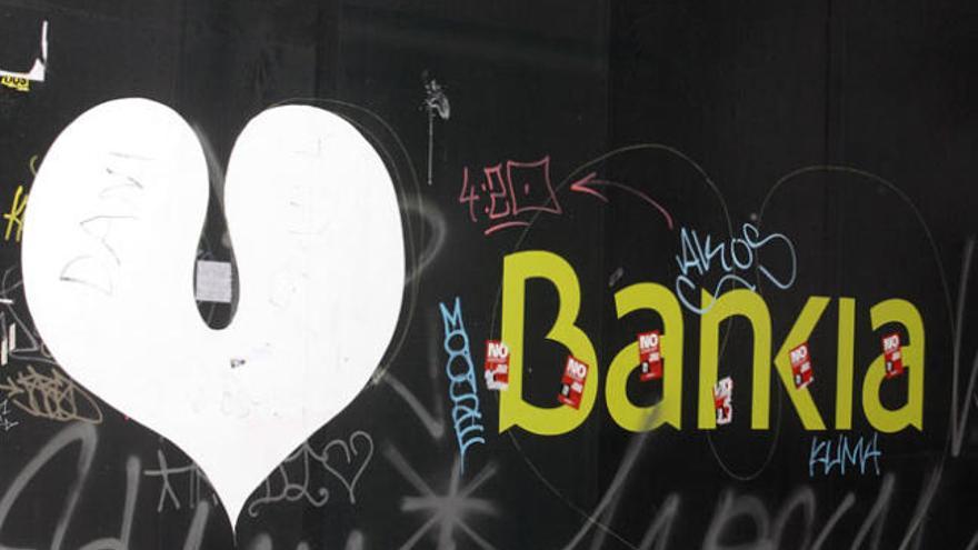 Graffitis en el exterior de una oficina de Bnakia en Madrid.
