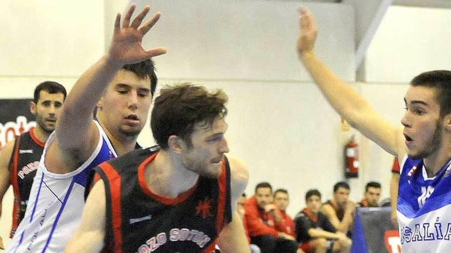 Dirkin bota el balón ante dos jugadores del Rosalía de Castro.