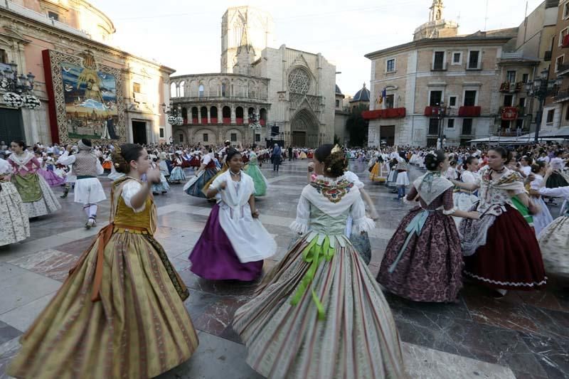 Dansà infantil en la plaza de la Virgen