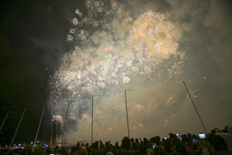 Mascletà Vertical nocturna en La Marina de València