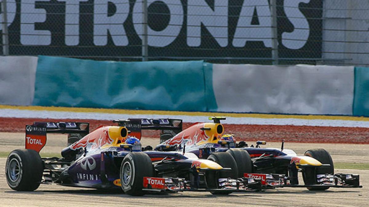 Vettel adelanta a Webber durante el GP de Malasia
