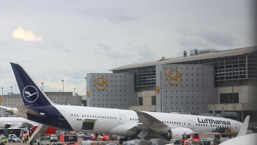Un Boeing 787 de Lufthansa sufre el colapso del tren de aterrizaje en Fráncfort