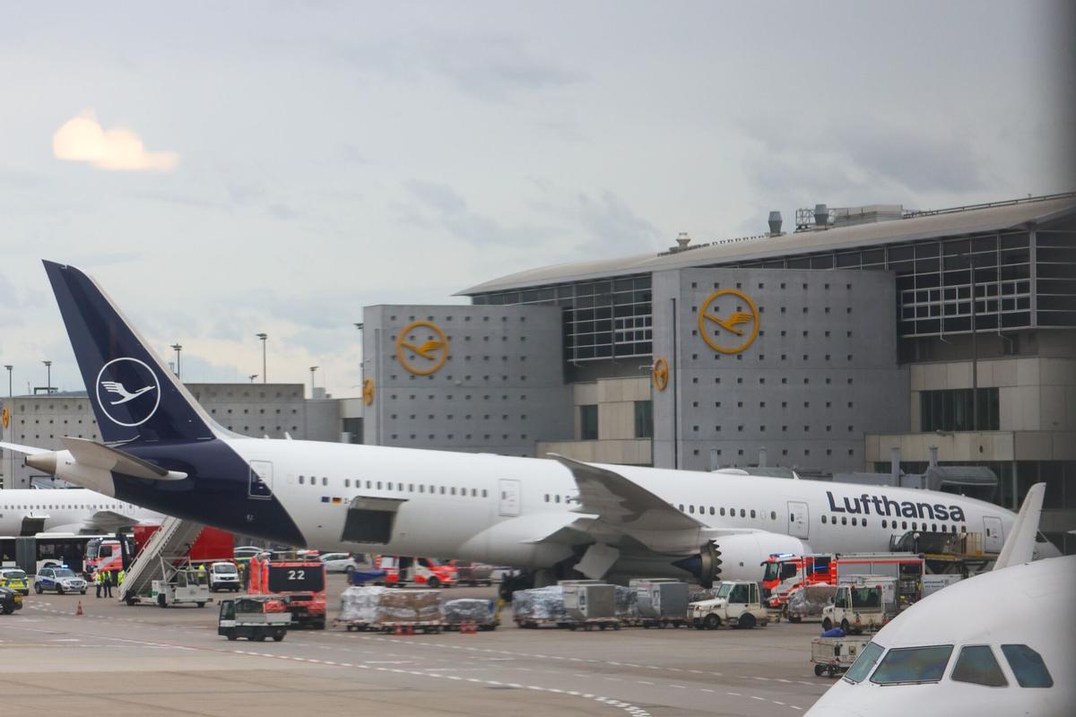 Un Boeing 787 de Lufthansa sufre el colapso del tren de aterrizaje en el aeropuerto de Fráncfort Noticia