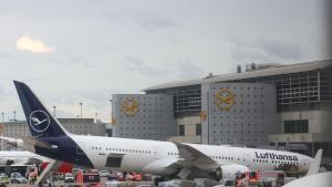 Un Boeing 787 de Lufthansa sufre el colapso del tren de aterrizaje en el aeropuerto de Fráncfort Noticia