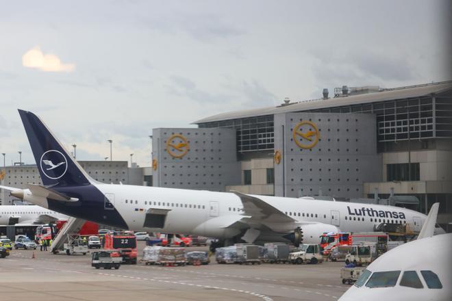 Un Boeing 787 de Lufthansa sufre el colapso del tren de aterrizaje en el aeropuerto de Fráncfort Noticia
