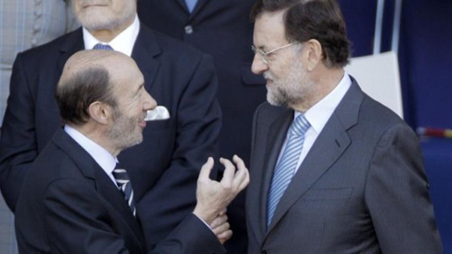 Rubalcaba y Rajoy, larga charla en la tribuna del desfile militar