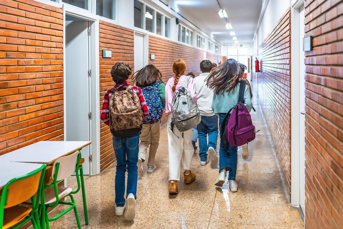 Alumnes al passadís dun centre educatiu.