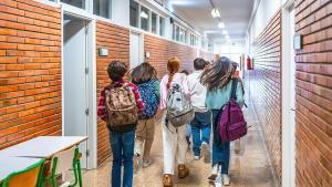 Alumnes al passadís dun centre educatiu.
