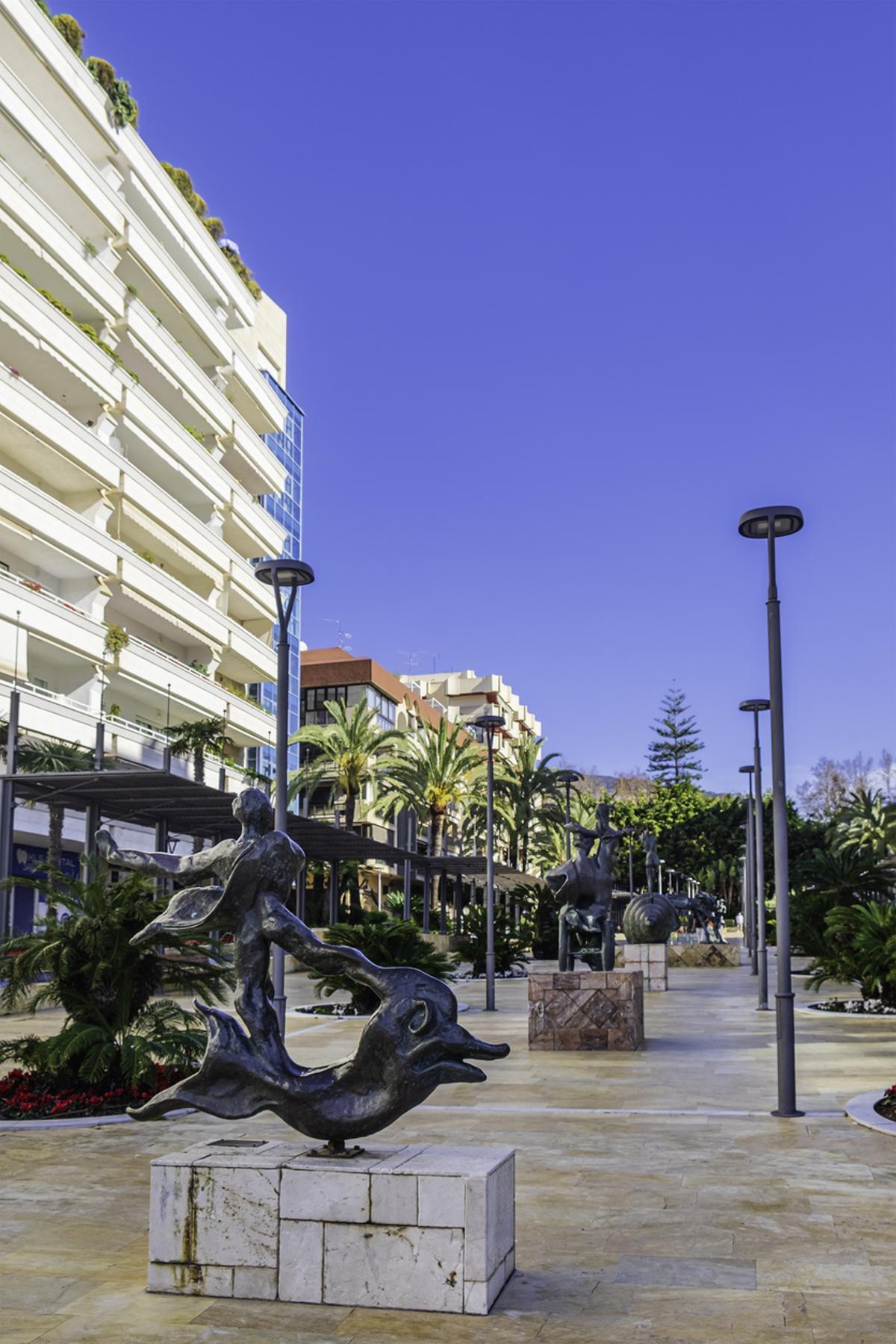 Esculturas de bronce de Salvador Dalí en Avenida del Mar, Marbella