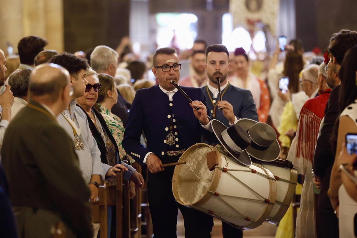 La hermandad del Rocío de Córdoba parte hacia Almonte entre imágenes de fe y emoción