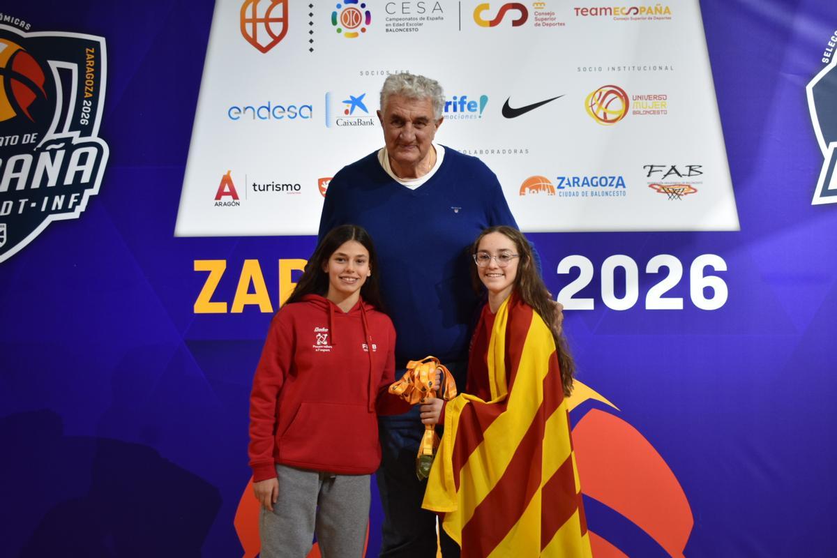 Jugadoras del infantil femeniino, recogiendo las medallas junto a Fernando Romay.