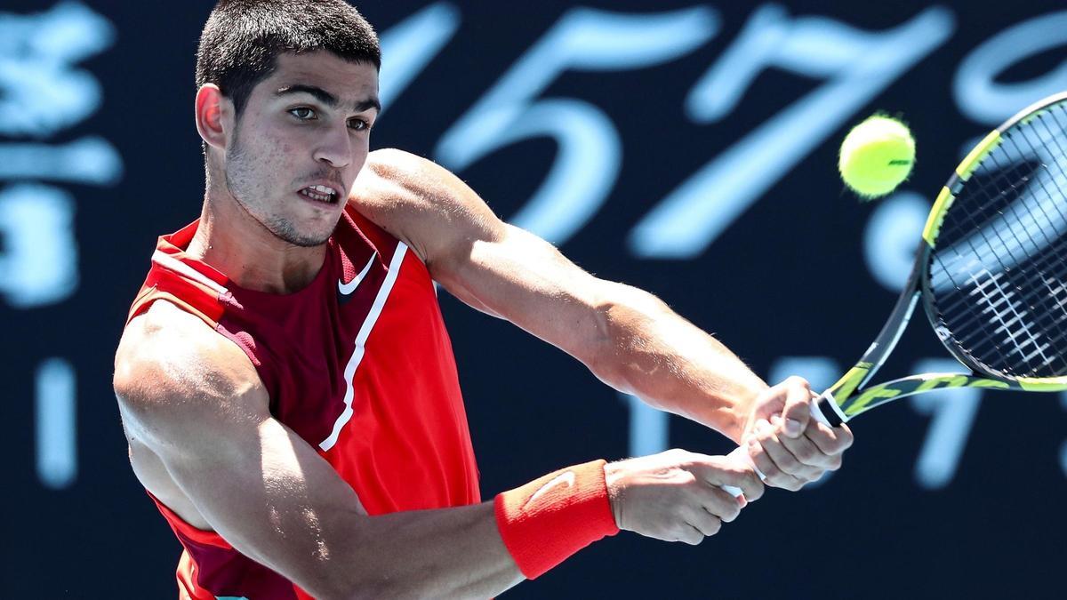 Carlos Alcaraz, pupilo de Juan Carlos Ferrero, de solo 18 años, está siendo una de las sensaciones del primer Grand Slam del año