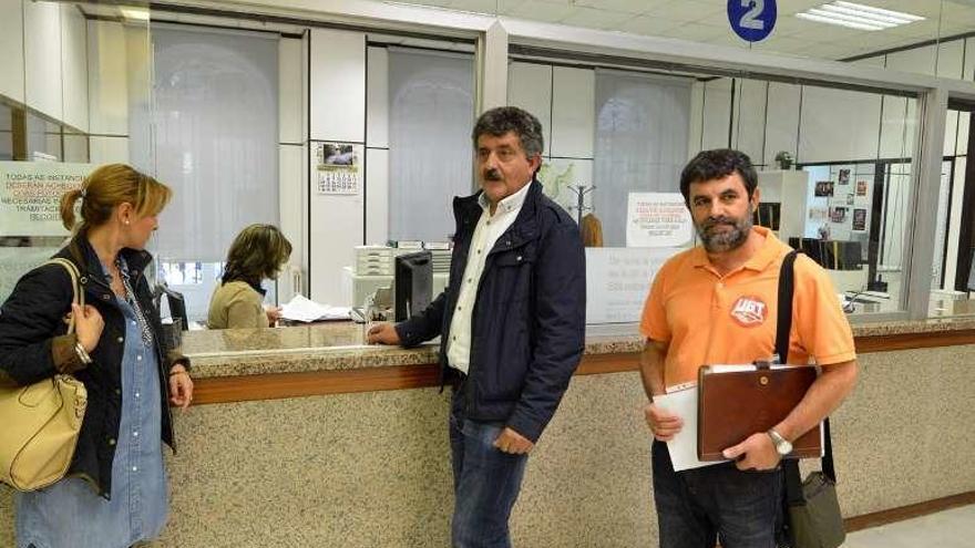 Cedeira, Soto y Ramón Vidal ayer en el registro del Concello. // G. S.