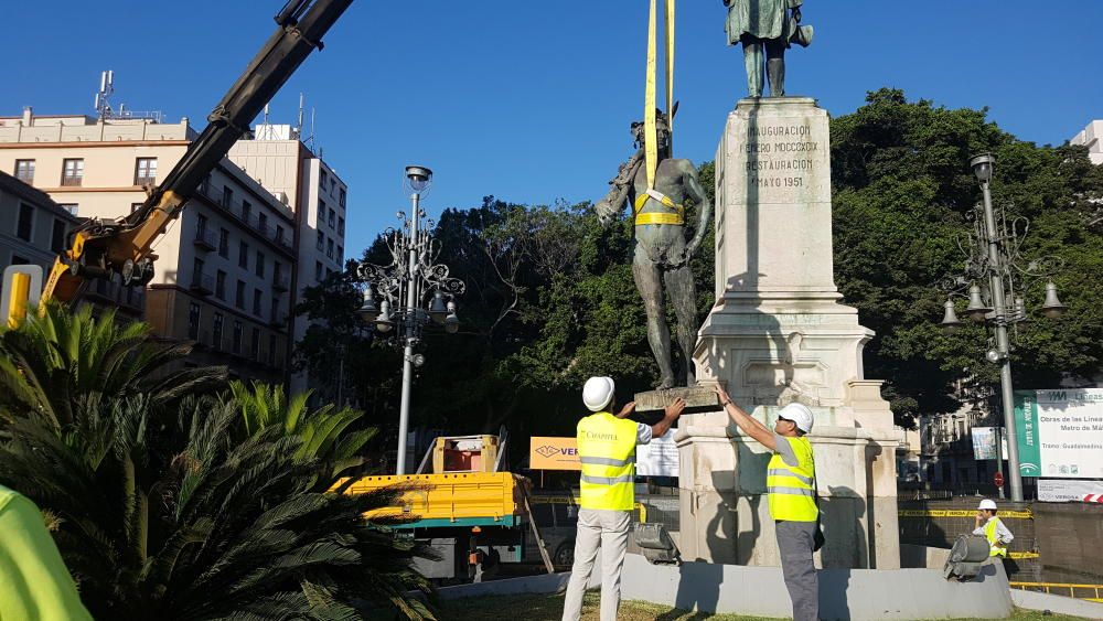 Desmontaje de la escultura 'Alegoría del Trabajo' del monumento de Larios.