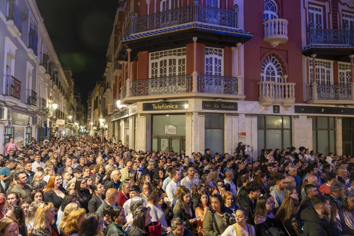 Fotogalería | Miles de fieles acompañan a la Soledad en su procesión más sobria por el Casco Antiguo de Badajoz Fotogalería | Miles de fieles acompañan a la Soledad en su procesión más sobria por el Casco Antiguo de Badajoz
