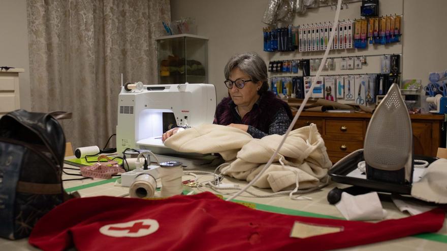Inés Martínez Tostón remata una túnica del Silencio en su tienda-taller de la Rúa de los Francos.