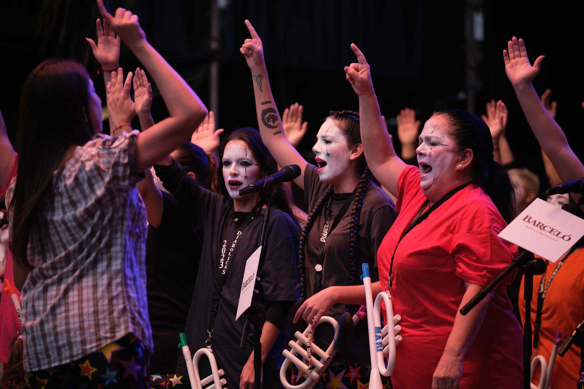 Los grupos del Carnaval actúan en la calle