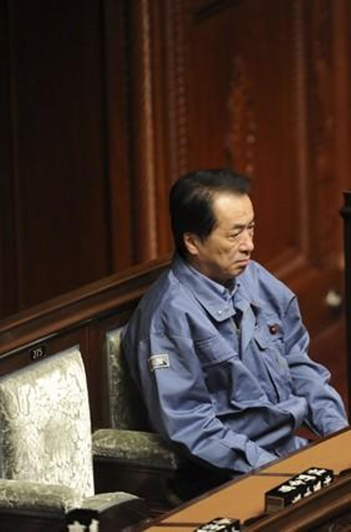 Naoto Kan, amb la granota blava que porta des del dia del sisme, aquest divendres a Tòquio, durant una sessió del Parlament. Naoto Kan, amb la granota blava que porta des del dia del sisme, aquest divendres a Tòquio, durant una sessió del Parlament.