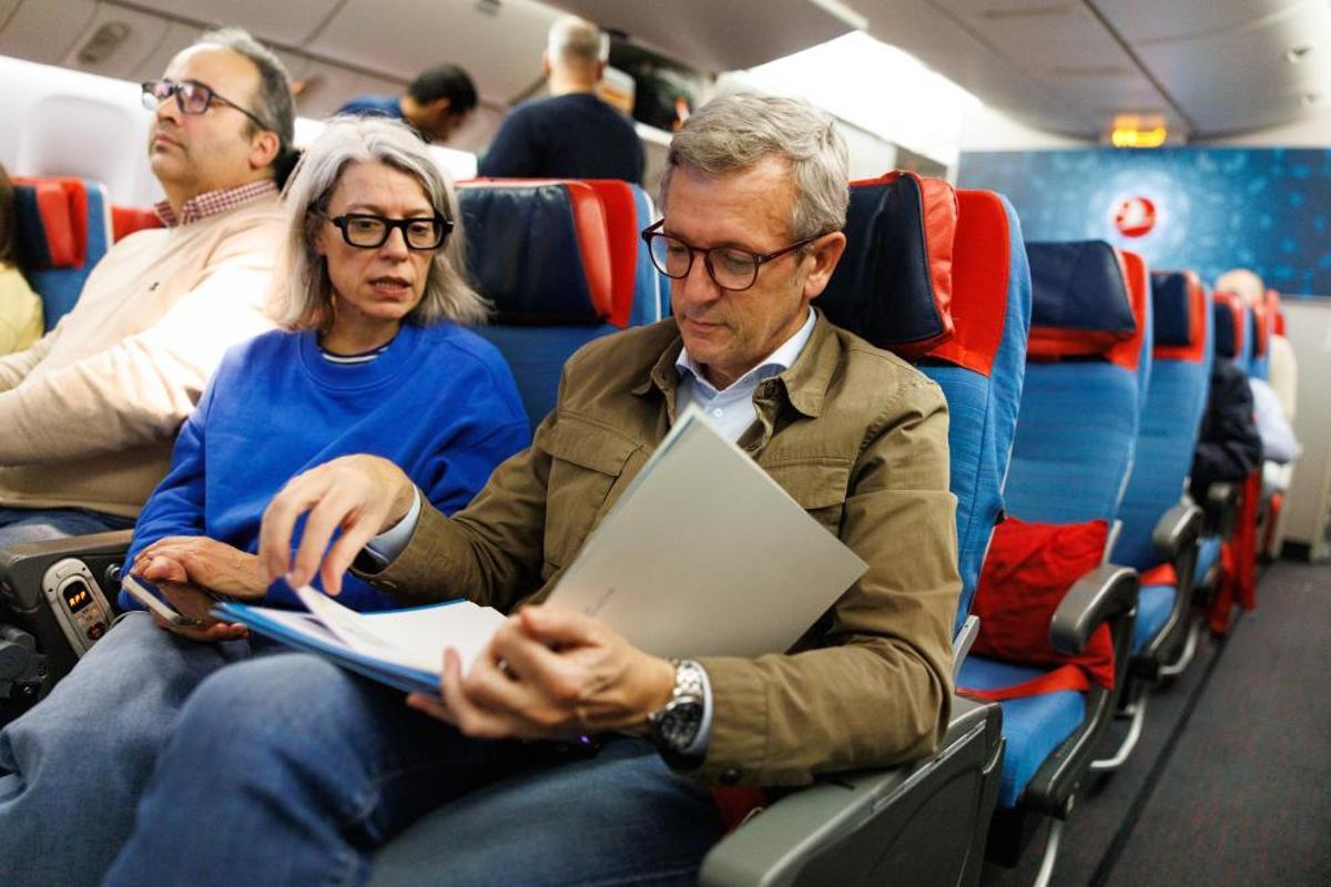 Alfonso Rueda, en el avión destino China