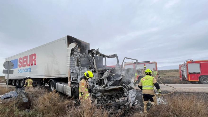 Tres personas murieron en la N-2, a la altura del término municipal de Pina de Ebro, debido al choque por alcance de dos camiones y un turismo el 22 de noviembre. | BOMBEROS DPZ