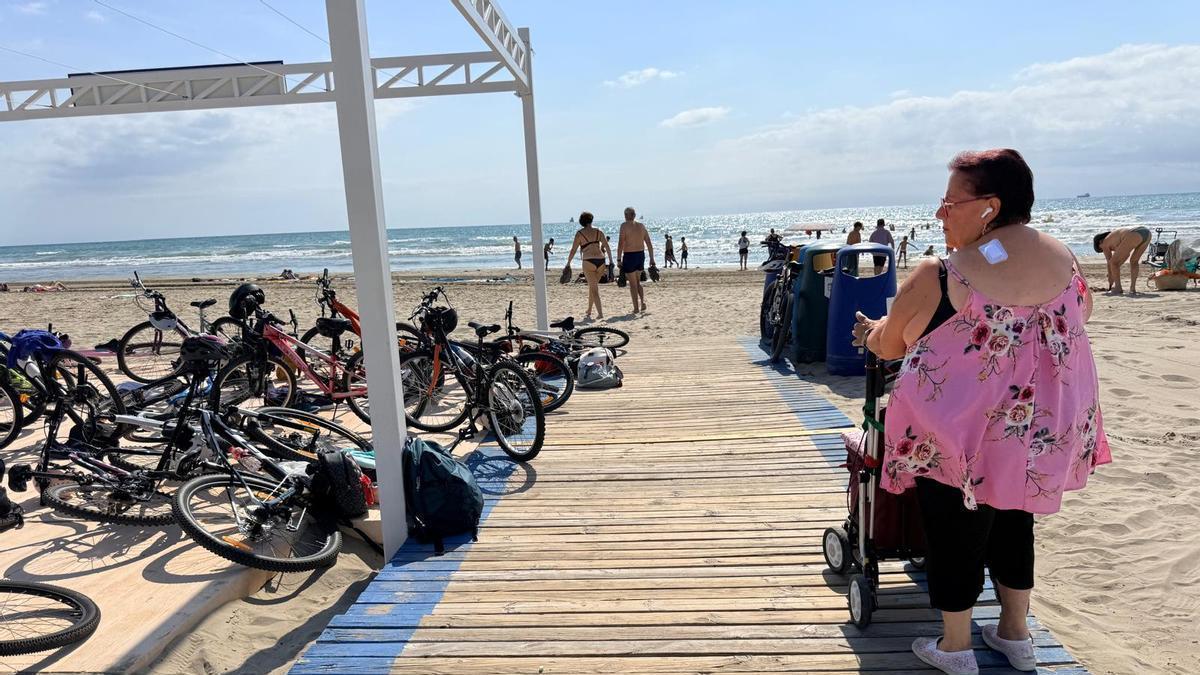 Playa accesible de Castelló repleta de bicicletas.