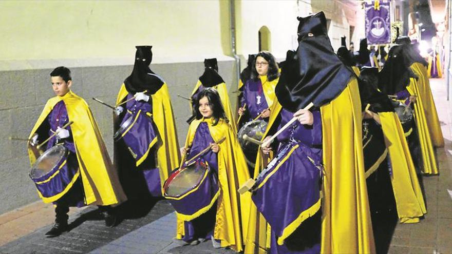 El Vía Crucis llena las calles de solemnidad