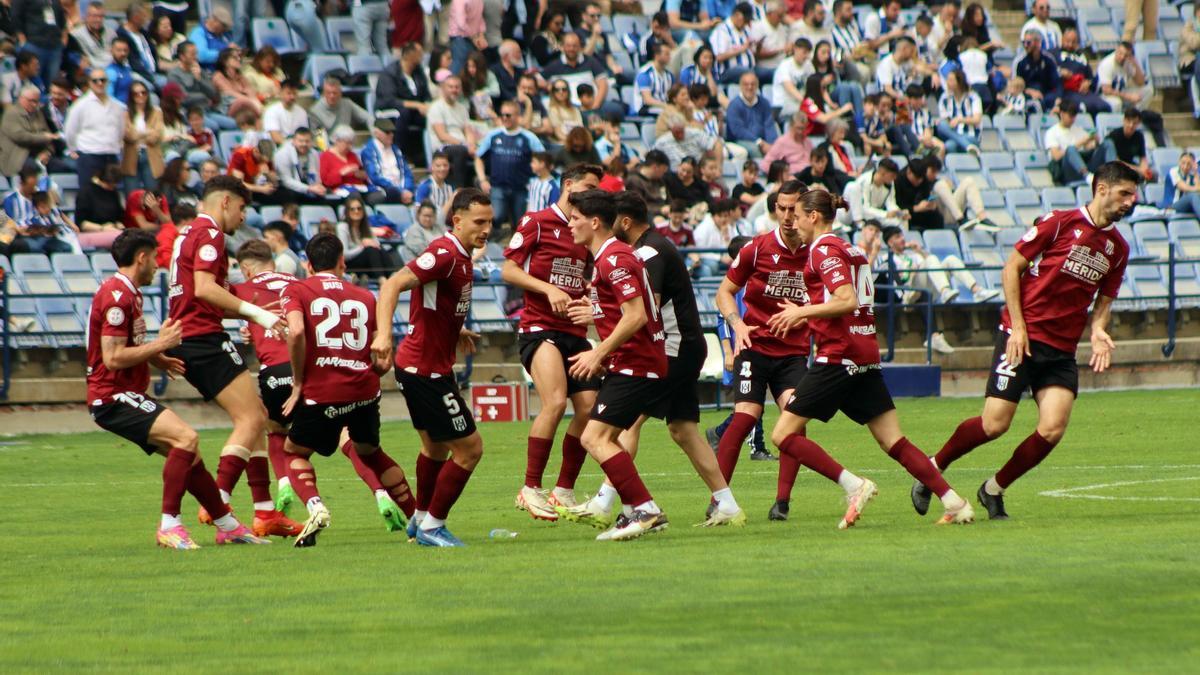 Los jugadores del Mérida hacen el calentamiento previo al inicio de la segunda parte.