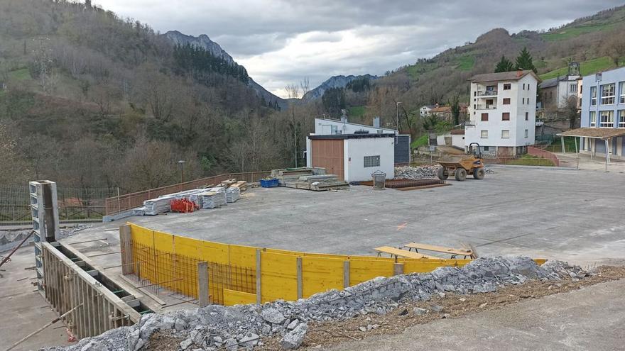 La plaza del Mercado de Quirós, en obras. | R. F. O.