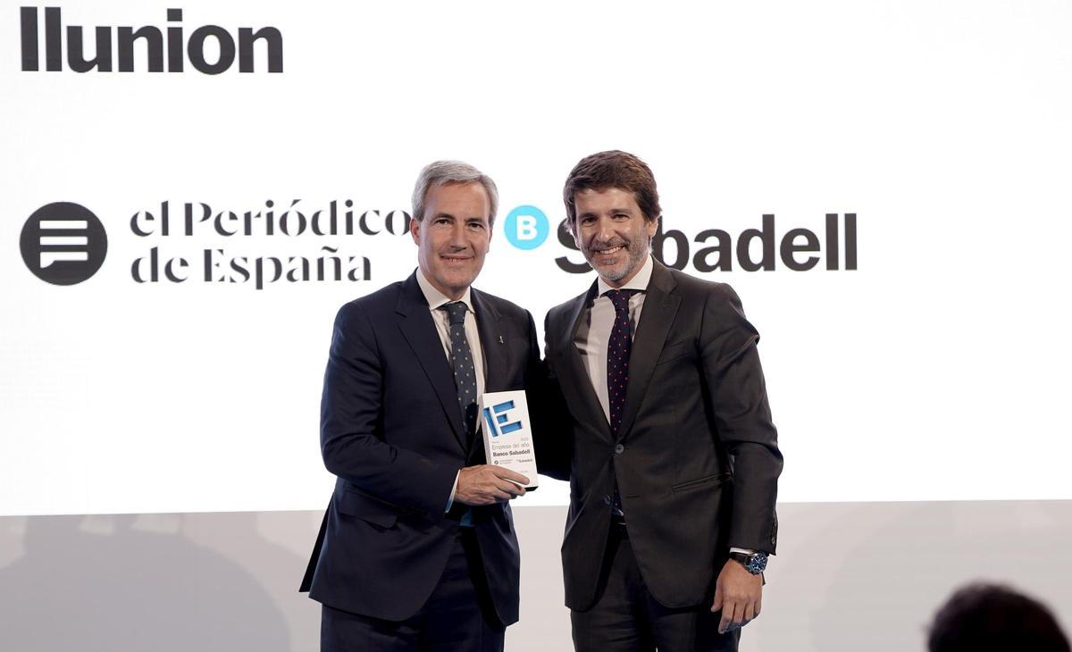 Sergi Guillot, director general de Prensa Ibérica, entrega el Premio ‘Empresa Inclusiva’ a Alejandro Oroño, consejero delegado de Ilunion.