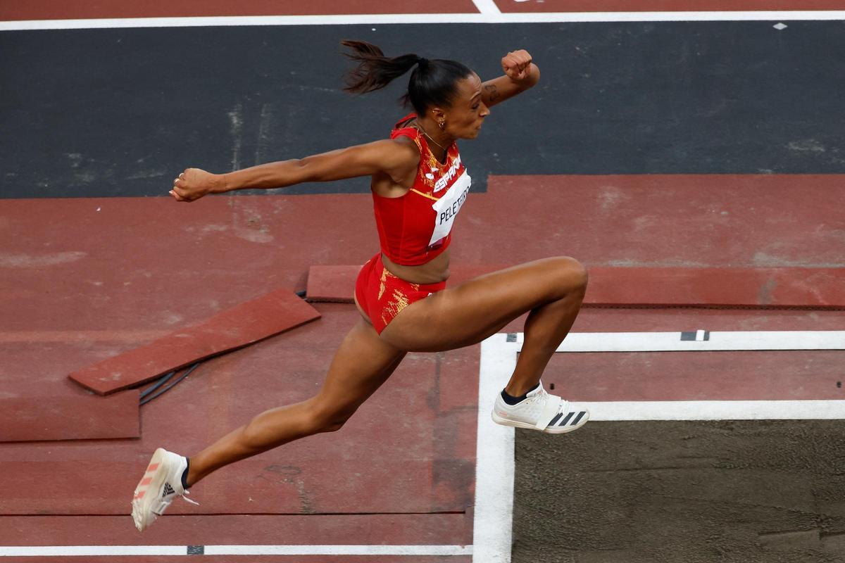 Ana Peleteiro se cuelga la medalla de bronce en triple salto