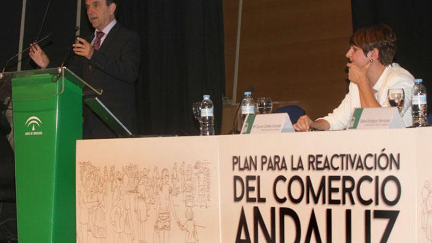 El consejero Rafael Rodríguez y la directora general de Comercio, María del Carmen Cantero.