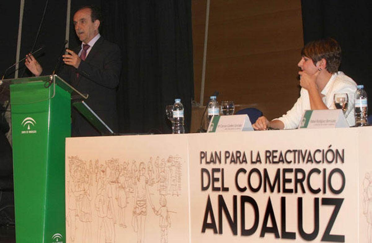El consejero Rafael Rodríguez y la directora general de Comercio, María del Carmen Cantero.