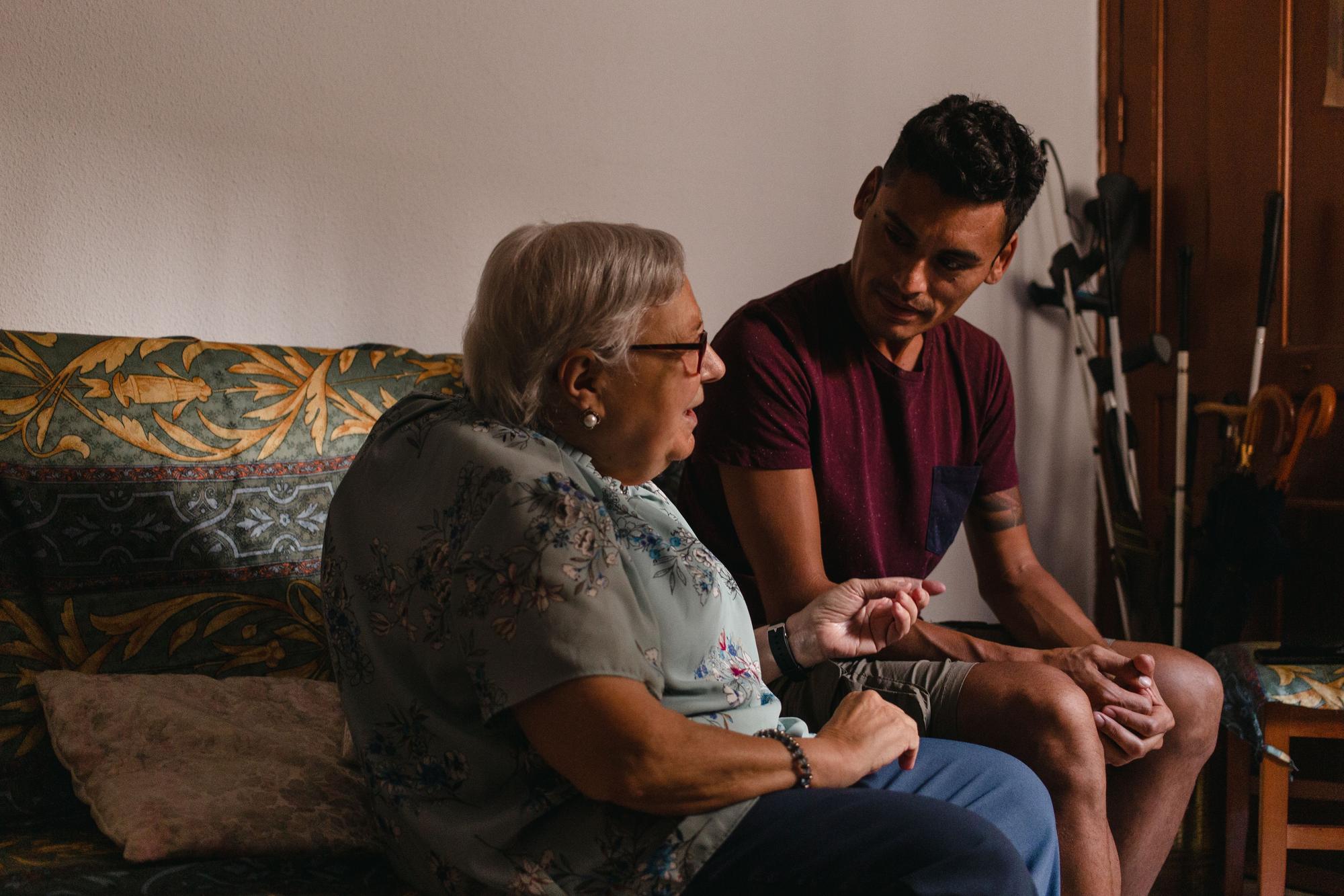 Pilar Pérez y su voluntario, Carlos Albarracín