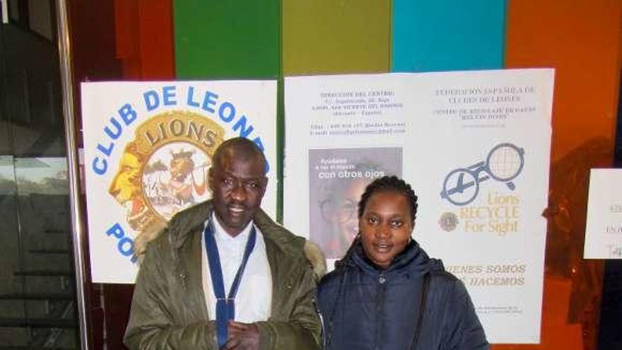 Una familia con el lote de comida entregada por el Club de Leones.