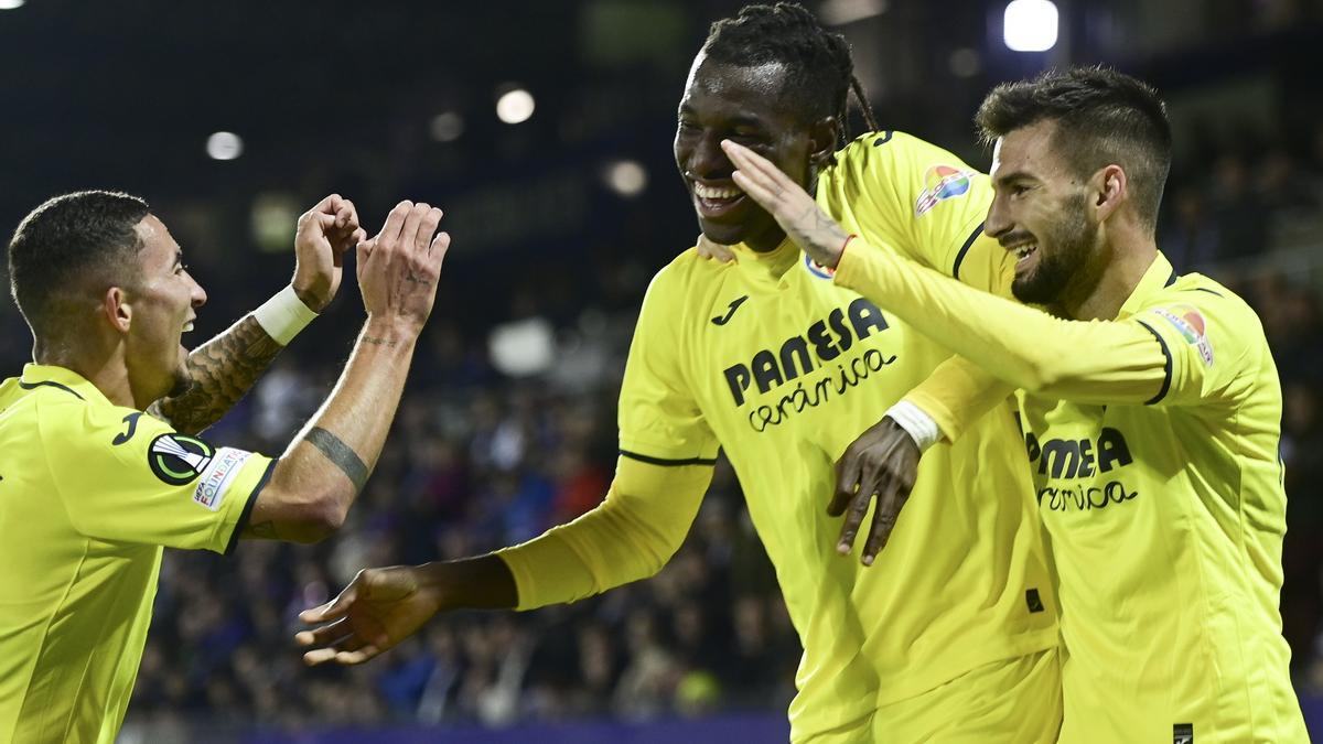 Nicolas Jackson, Álex Baena y Yeremy Pino celebran el gol del Villarreal.