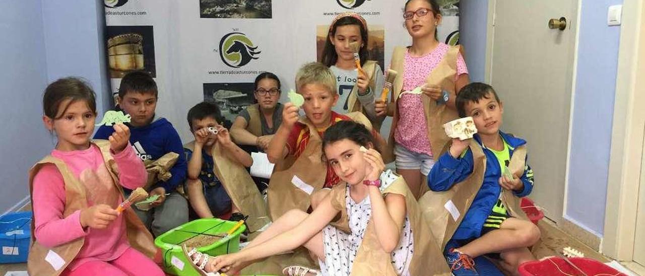 Participantes en el taller infantil &quot;Pequeños arqueólogos&quot; en el edificio de la Obra Pía de Infiesto.