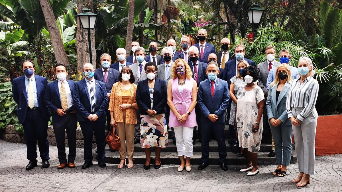 Reunión de la subdelegada del Gobierno, Teresa Mayans, con representantes del cuerpo consular.