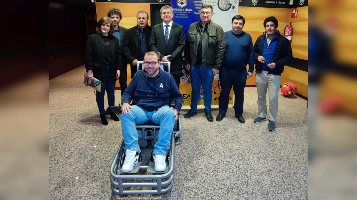 Prototipo de la silla de ruedas adaptada durante su presentación pública en la Gala Galileo 2024.