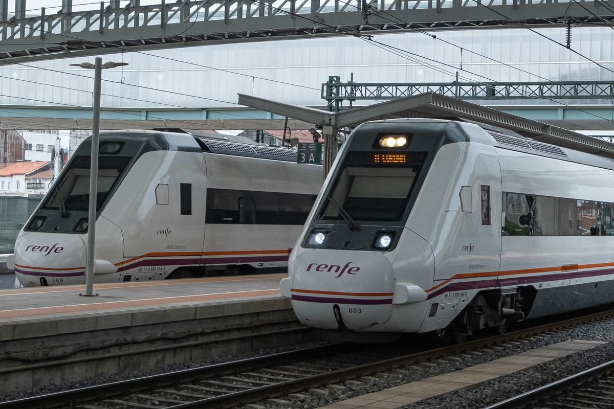 Archivo - Arquivo - Trens de proximidade parados nas vías da estación de trens, a 24  de agosto de 2022, en Santiago de Compostela, A Coruña, Galicia, (España). Os usuarios de Renfe en Galicia poden adquirir desde hoxe os abonos gratuítos. O Goberno estim