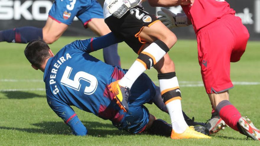 Gonzalo Pereira en el derbi de filiales.