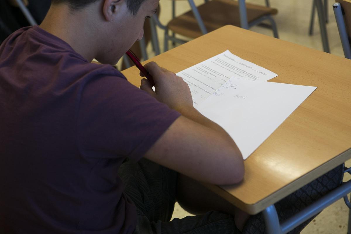 Un alumno durante un examen en su instituto, en imagen de archivo