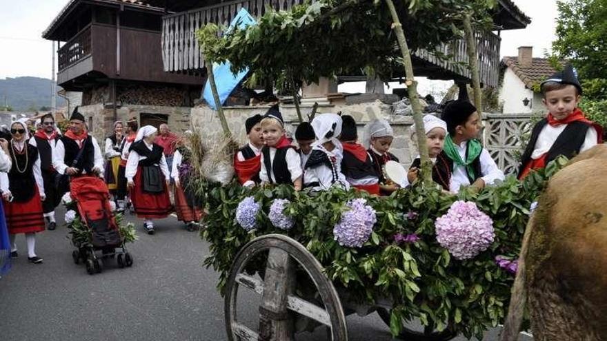 Uno de los carros participantes en el desfile de la fiesta.