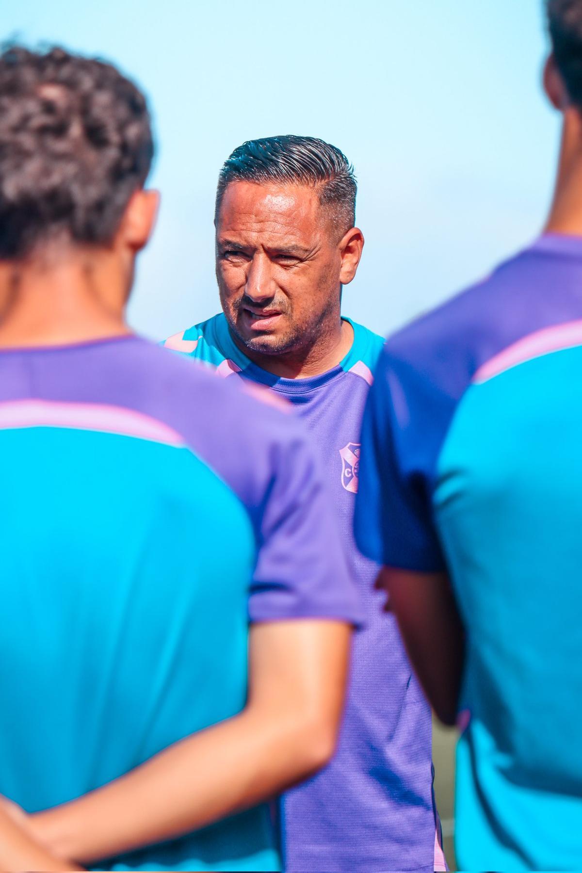 Suso Santana dirige un entrenamiento de su equipo, el Juvenil A del CD Tenerife.