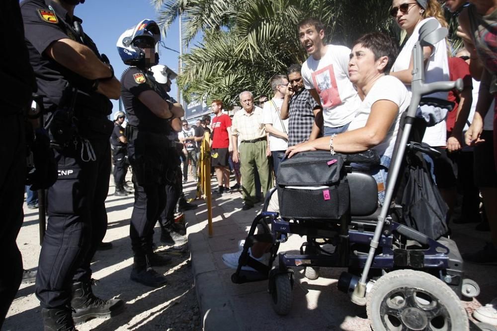 Dos vecinos y un policía heridos durante las prote