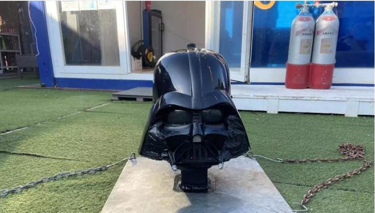 La màscara de Darth Vader, abans de la seva instal·lació al fons submarí