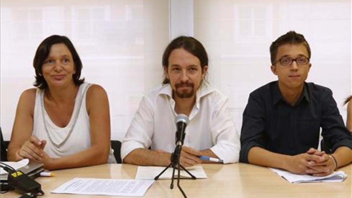 El secretario general de Podemos, Pablo Iglesias (centro), y el secretario político de Podemos, Íñigo Errejón (derecha), ante el consejo ciudadano, este sábado, en Madrid.
