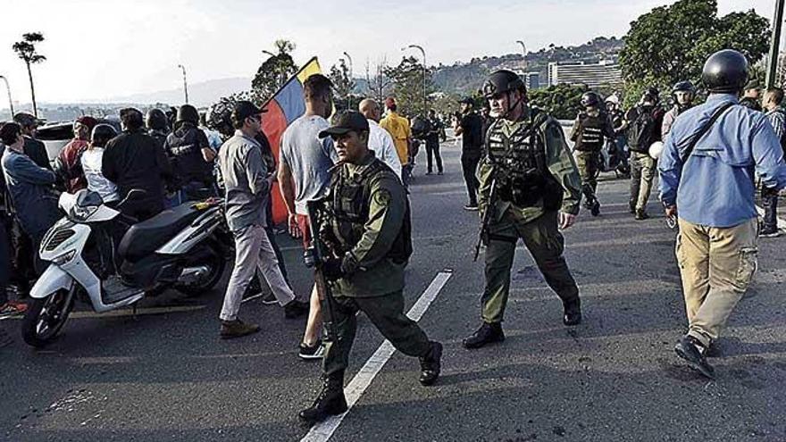 Miembros de la Guardia Nacional sumándose a los civiles descontentos con el régimen.