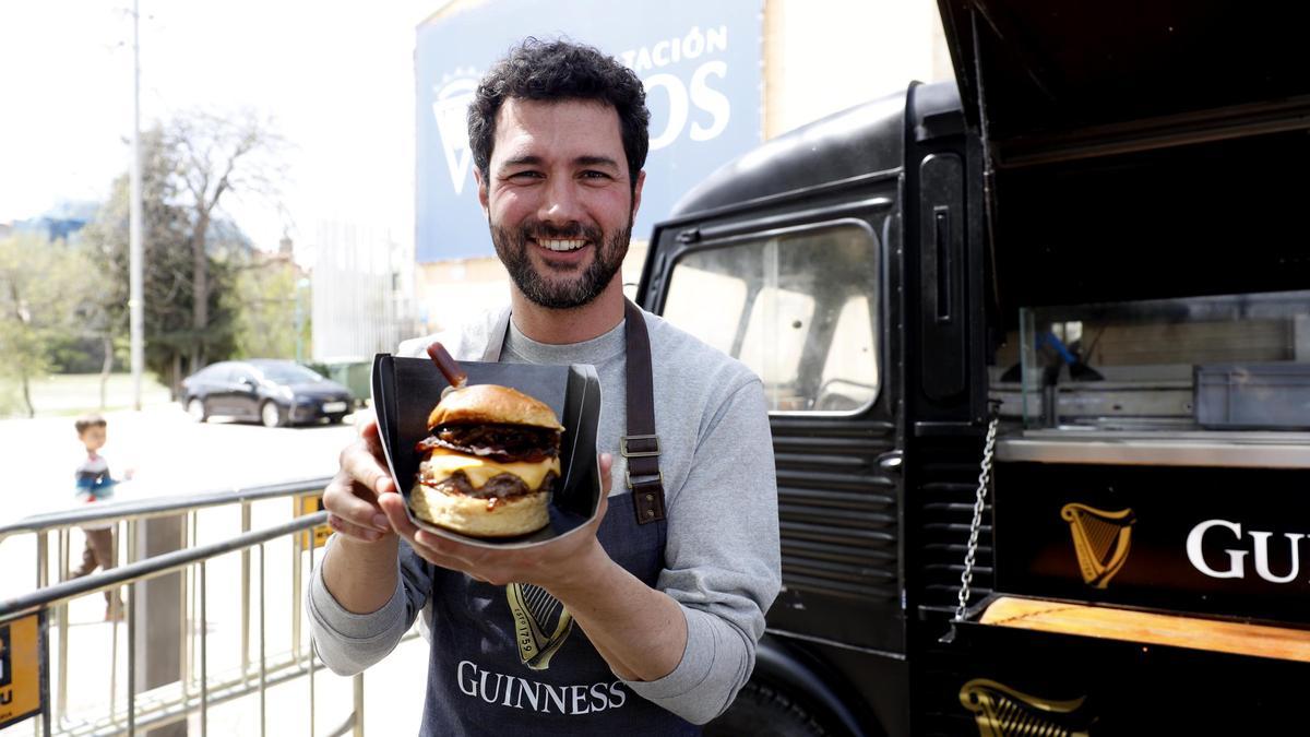 Así es la “Guinness Burger”, la innovadora hamburguesa gourmet del zaragozano Eneko Fernández